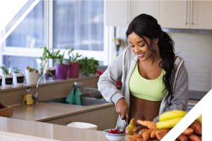 Mujer preparando comida saludable